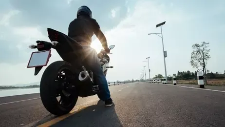 คนนั่งอยู่บนรถมอเตอร์ไซค์