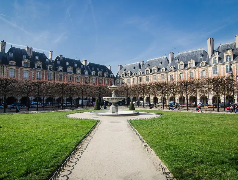 จตุรัส ปลาซ เดส์ วอสจ์ (Place des Vosges) จตุรัส ปลาซ เดส์ วอสจ์ (Place des Vosges)
